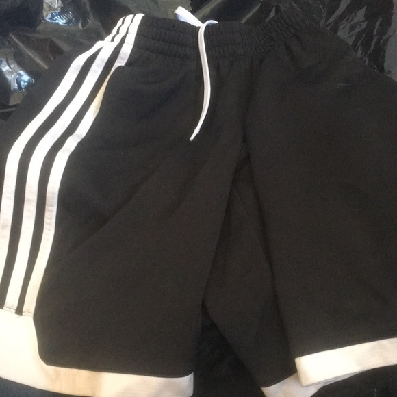 Boys adidas shorts 8 - Picture 1 of 4